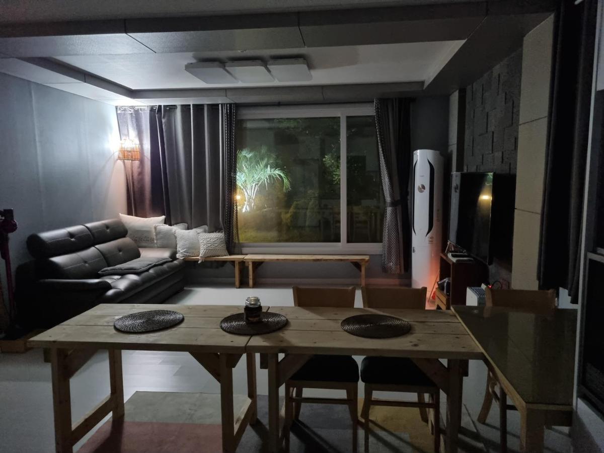 Gashi Sarang Bed and Breakfast Seogwipo Exterior foto
